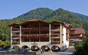 Wirtshaushotel Alpenrose San Lorenzo di Sebato